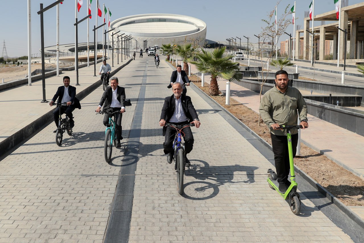 عکس از دوچرخهسواری مسعود پزشکیان در اصفهان
