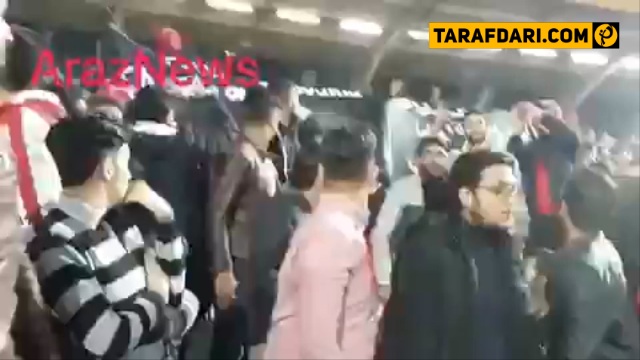 ویدیو؛ حواشی دیدار تراکتور - استقلال؛ پارچه نوشته تهدیدآمیز در دست برخی از هواداران تراکتور