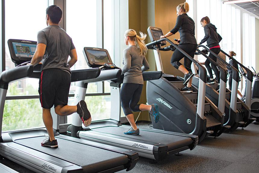 باشگاه بدنسازی-دویدن روی تردمیل-آمادگی جسمانی-دویدن-قدم زدن-Gym