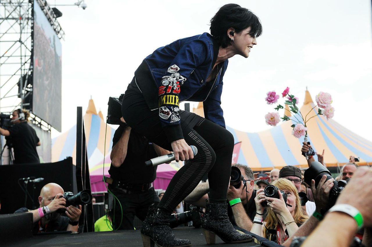 دانلود آهنگ Raining In My Heart از The Cranberries
