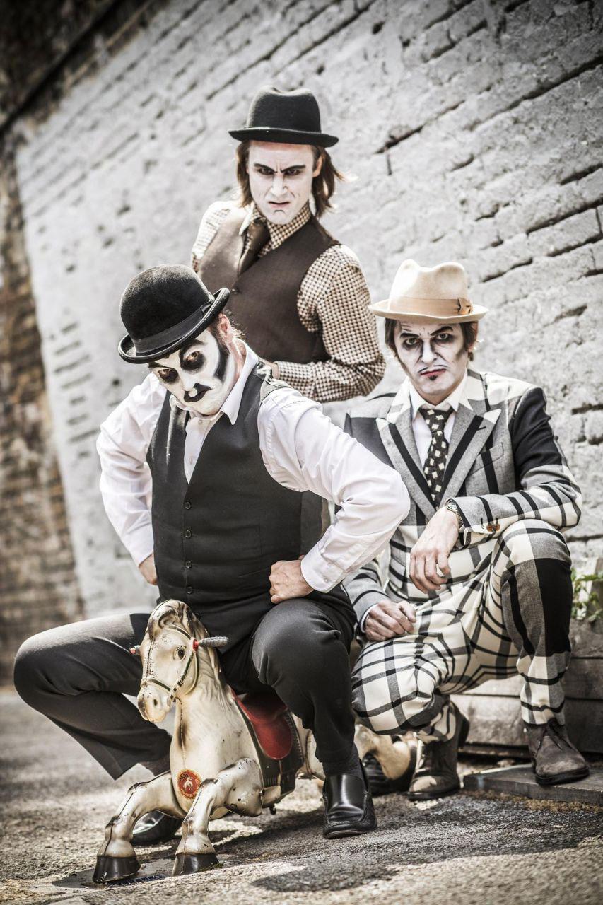 دانلود آهنگ Autumn Leaves از The Tiger Lillies