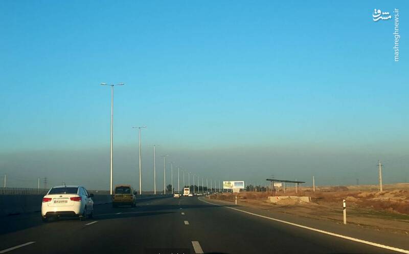 تصویری از آلودگی هوای امروز تهران از نمای اتوبان قم ۱۰ کیلومتری تهران را میبینید