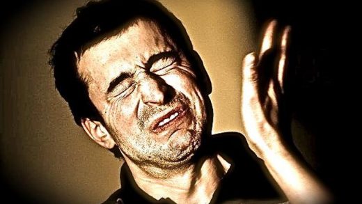 تا وقتی کریس 5 تا گل خارج باکس بشتر از مسی داشت زمین و زمان پیوند داده بودند :))) حالا که مسی امسال کلی گل خارج از باکس زده دیگه مهم نیست باید بپره :))))