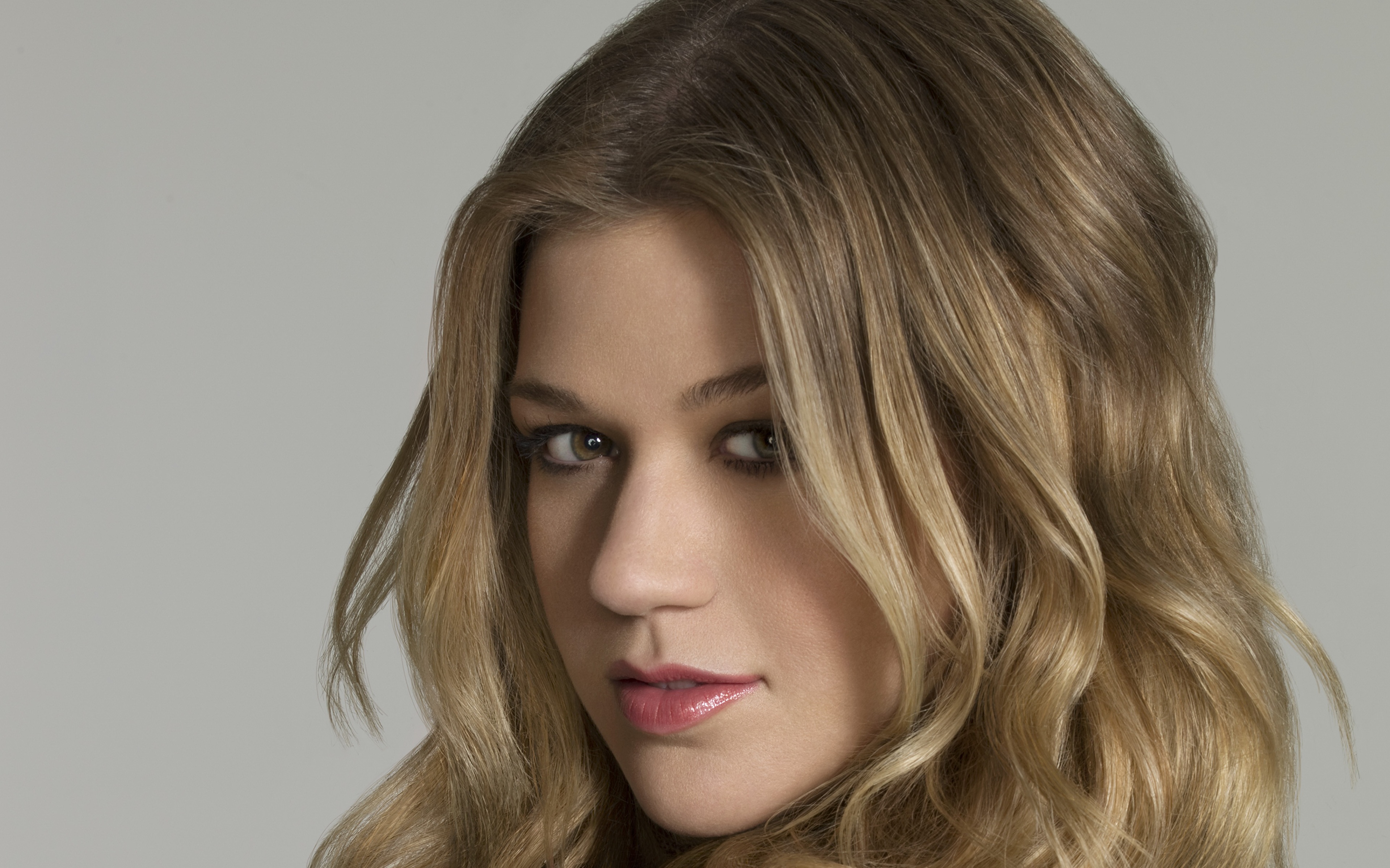 دانلود آهنگ Kelly Clarkson - Catch My Breath