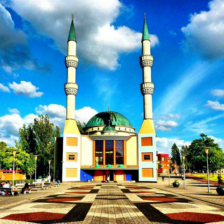 در شهر روتردام هلند، به احترام شاعر بزرگ فارسی، مولانا، مسجدی را با شیوه معماری عثمانی بنام او ساخته شده ، این مسجد در سال 2006 بعنوان محبوب ترین جاذبه این شهر معرفی شد. ?