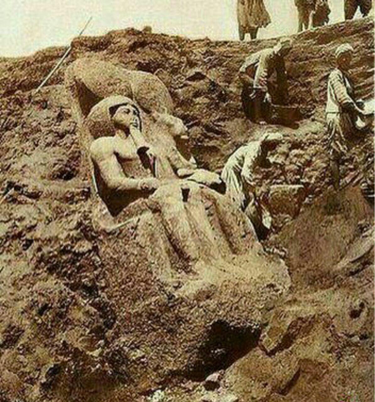 لحظه کشف یکی از مجسمه های رامسس دوم ،در معبد کارناک، مصر ،سال 1930، توسط تیم باستان شناسان آلمانی. ?