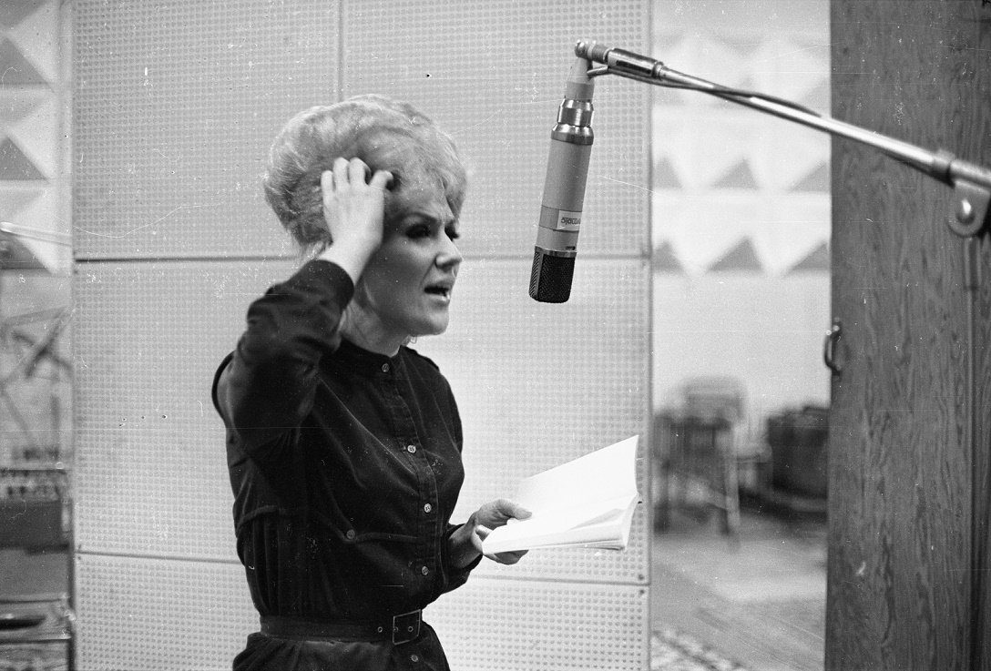 دانلود آهنگ زیبای Dusty Springfield - I Close My Eyes And Count To Ten