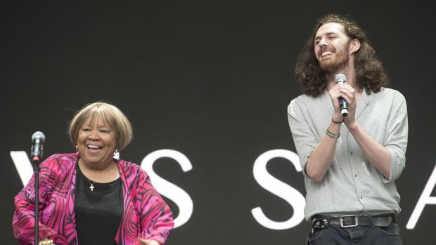 دانلود آهنگ زیبای Hozier & Mavis Staples - Nina Cried Power