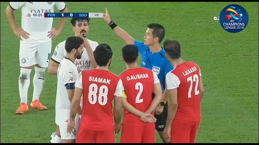 اخراج شدن سیامک نعمتی در دقایق پایانی دیدار پرسپولیس و السد به خاطر درگیری با بازیکن تیم قطری / ویدیو