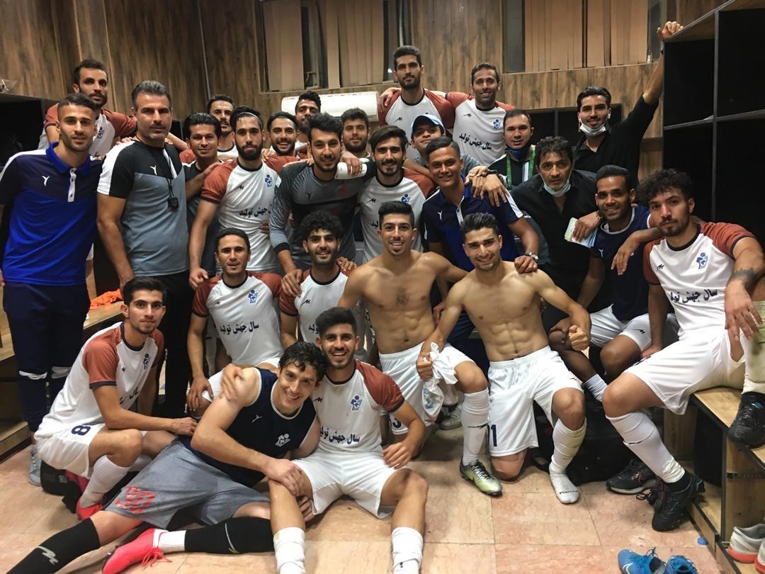 شادی بازیکنان پیکان در رختکن پس از بقا در لیگ برتر / عکس