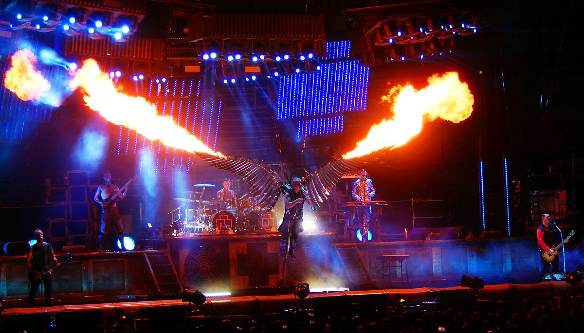 از Rammstein گوش بدیم Deutschland رو