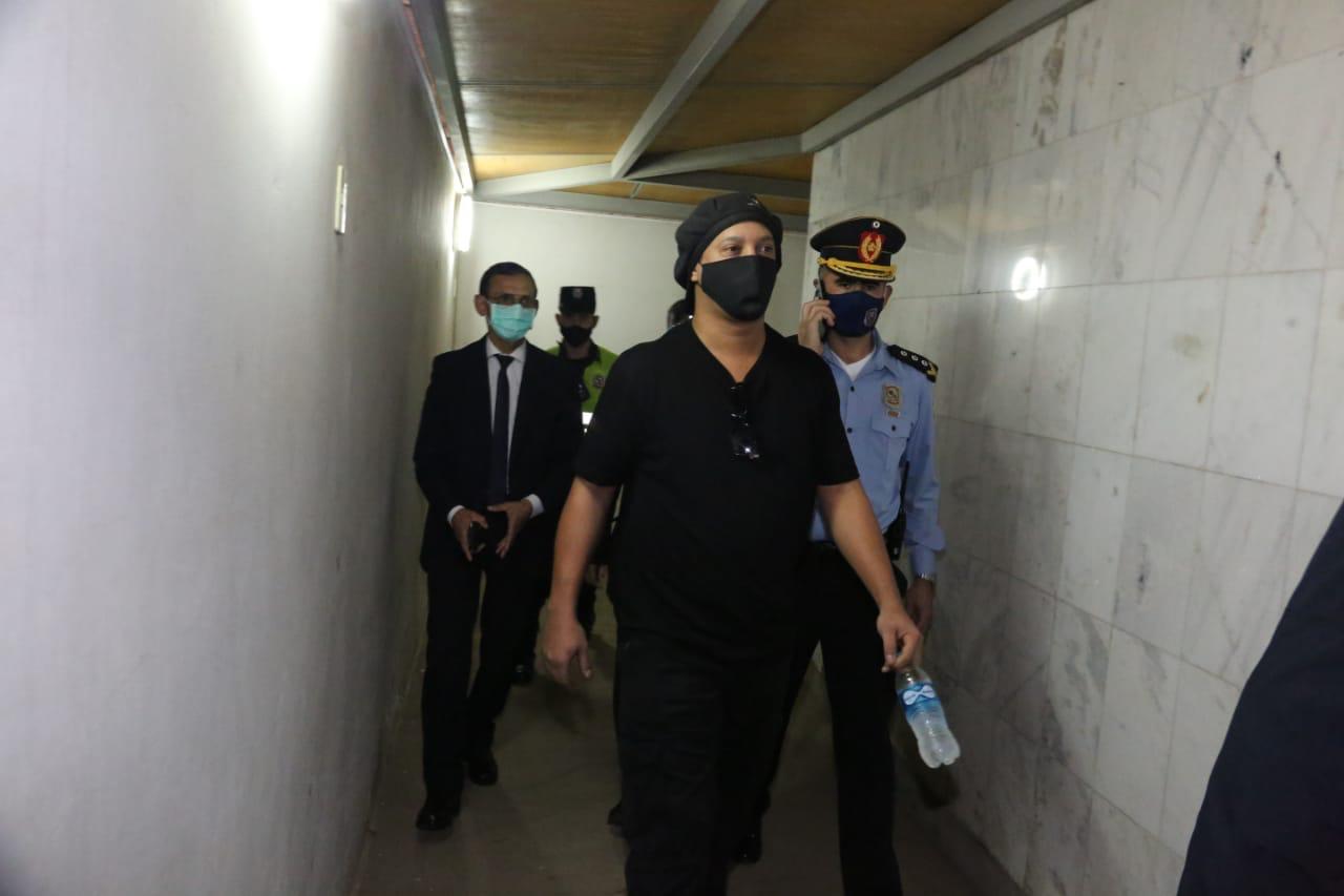 رونالدینیو از زندان و حبس خانگی آزاد شد