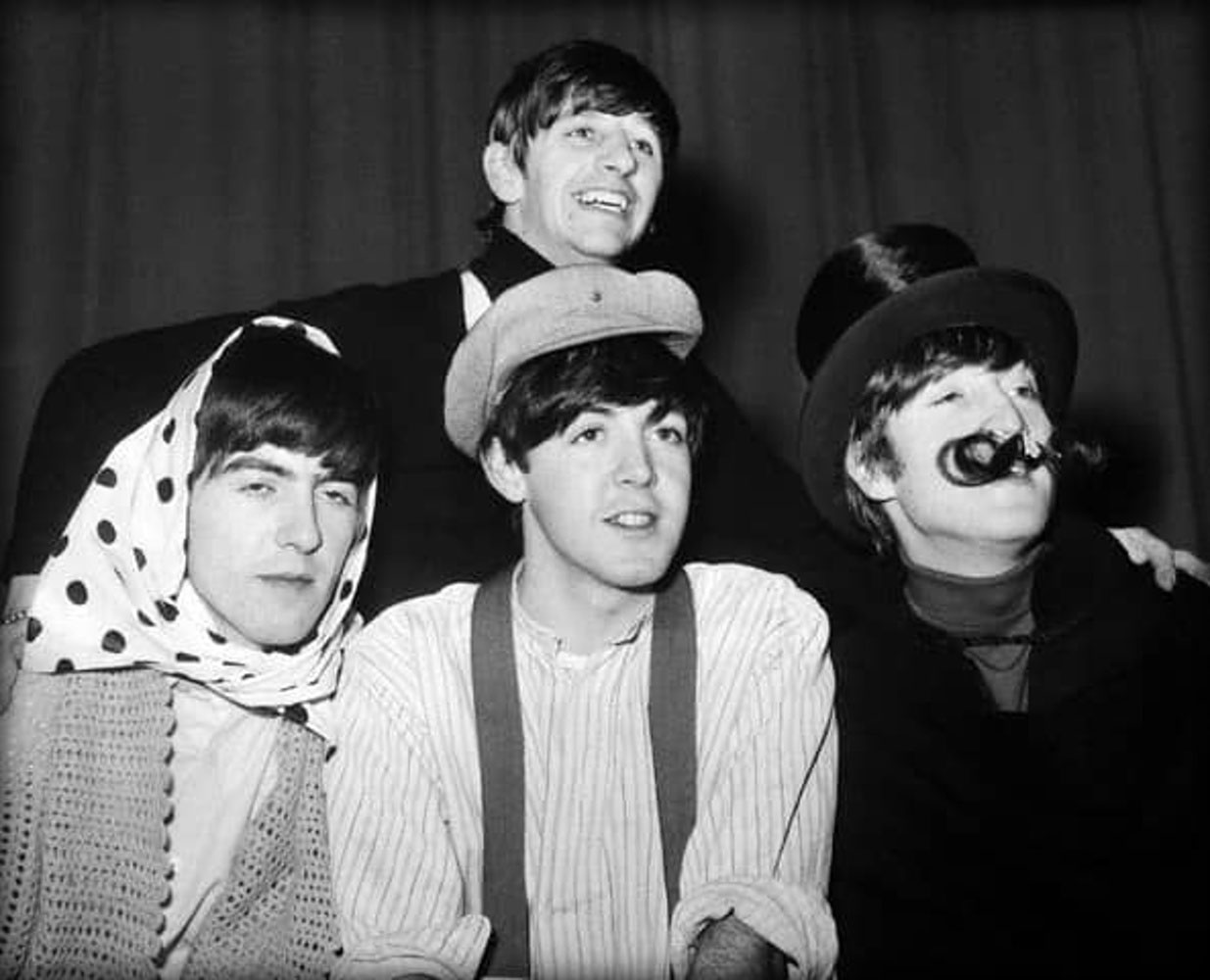 دانلود آهنگ The Beatles - Can't Buy Me Love