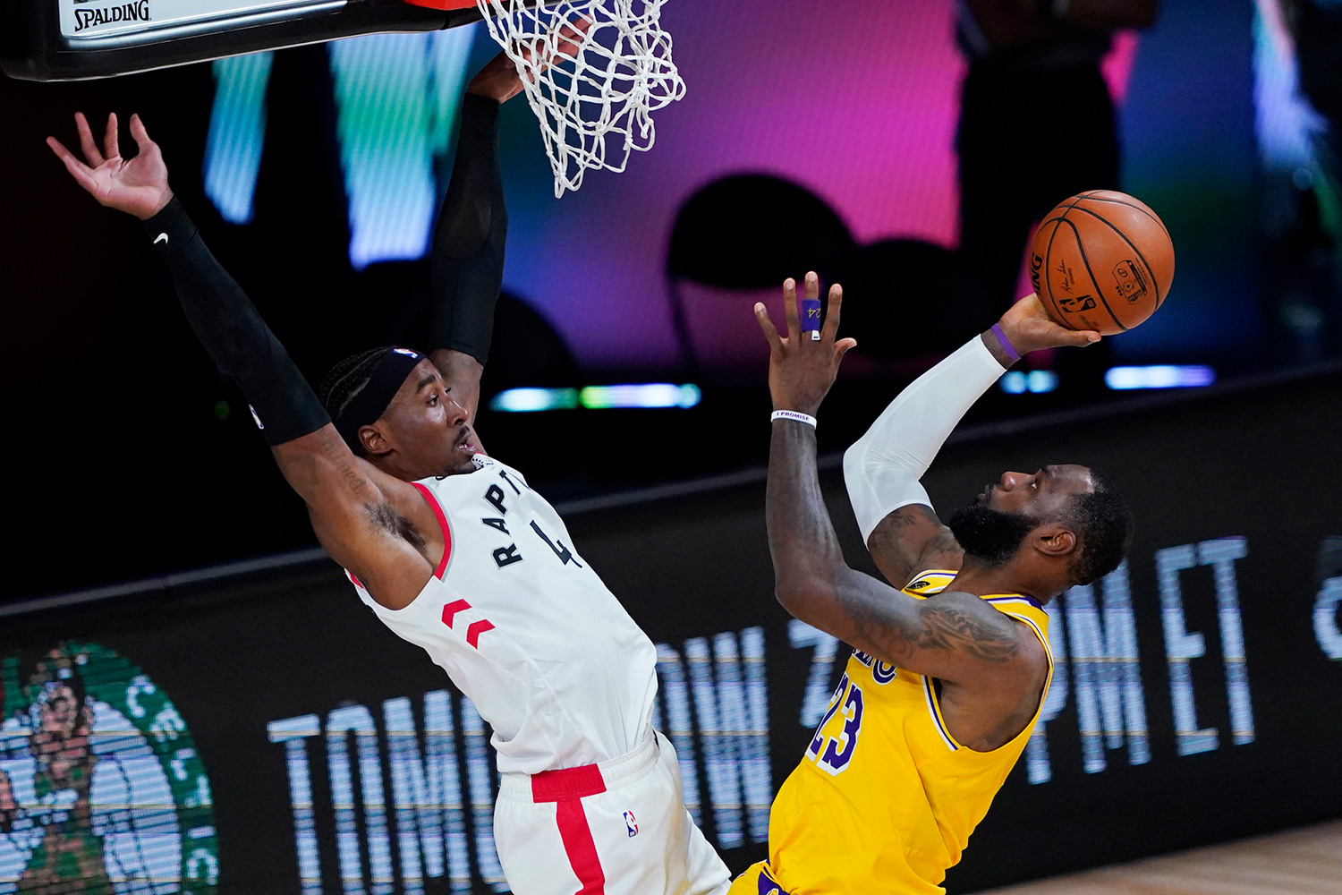 لبران جیمز - لس آنجلس لیکرز - تورنتور رپترز - مسابقات بسکتبال NBA