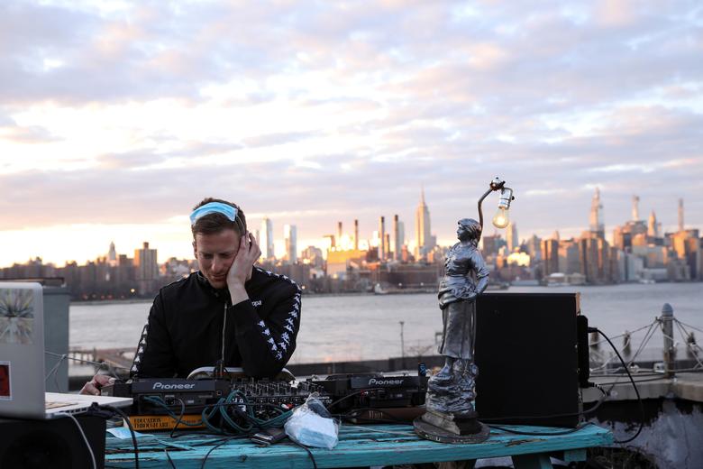 dj پشت بومی