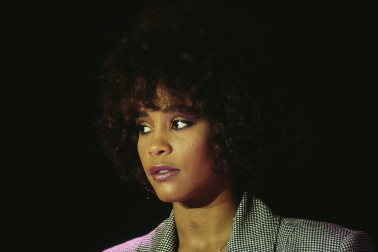 دانلود آهنگ Whitney Houston - Saving All My Love For You