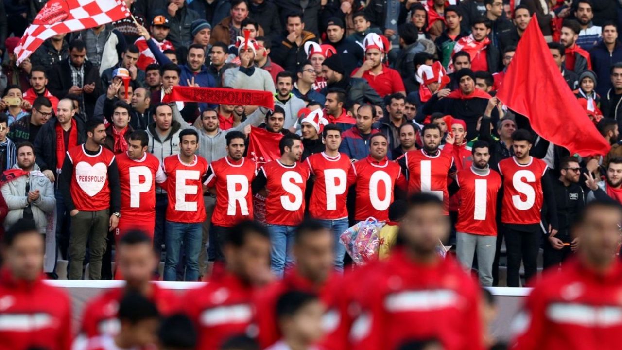 تجمع پرسپولیسی ها مقابل باشگاه؛ شعار علیه مدیران پرسپولیس در حضور رسول پناه