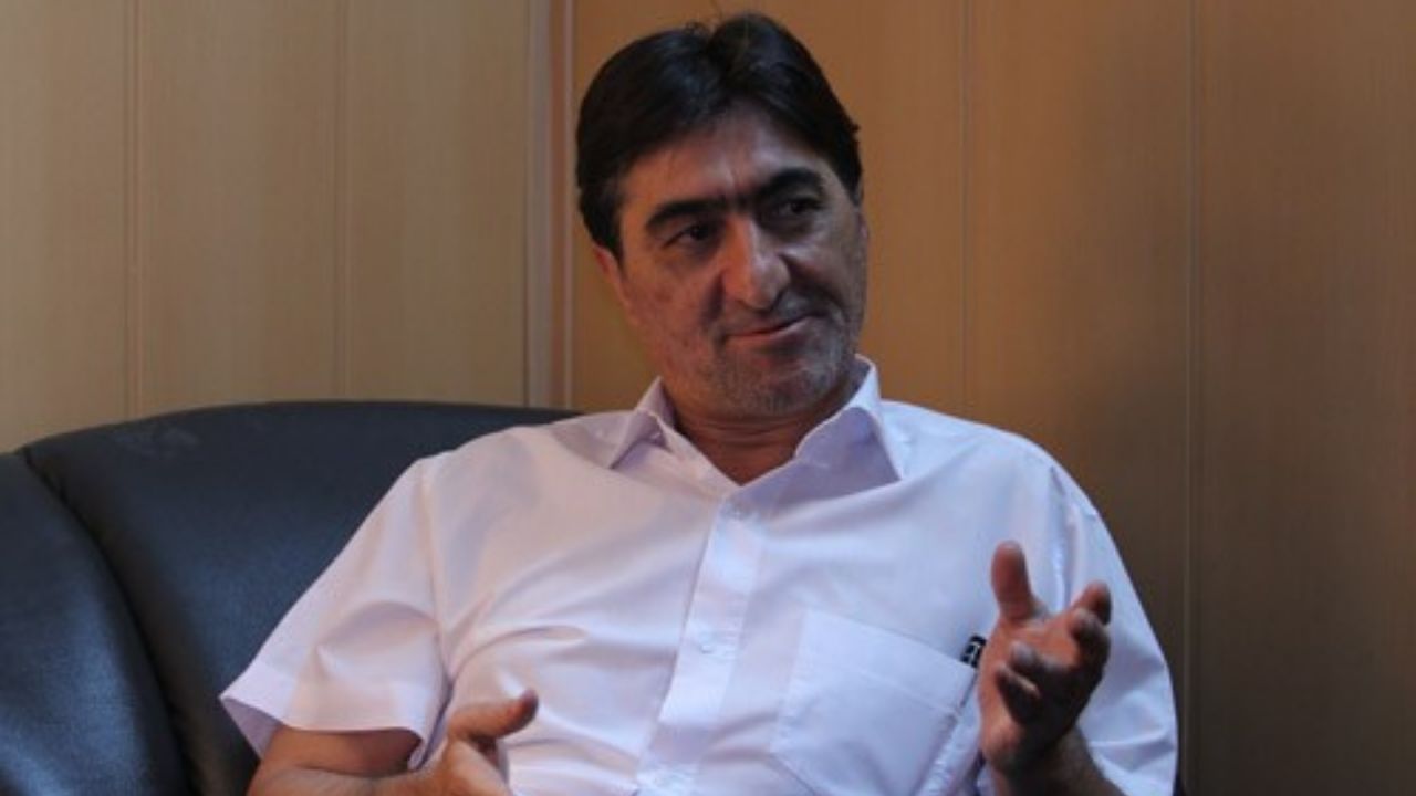 گلایه های ناصر محمدخانی: کمر به زمین زدن این تیم مردمی بستید!