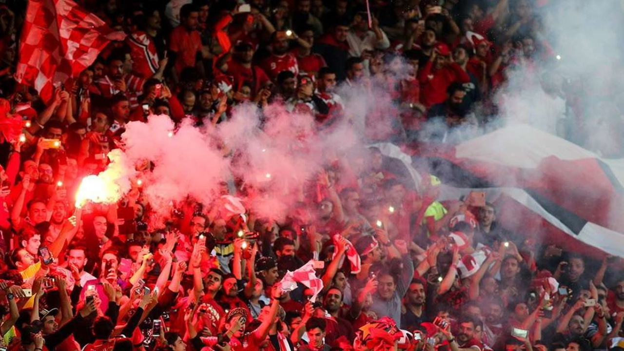 تجمع 20 نفره هواداران پرسپولیس مقابل ساختمان باشگاه