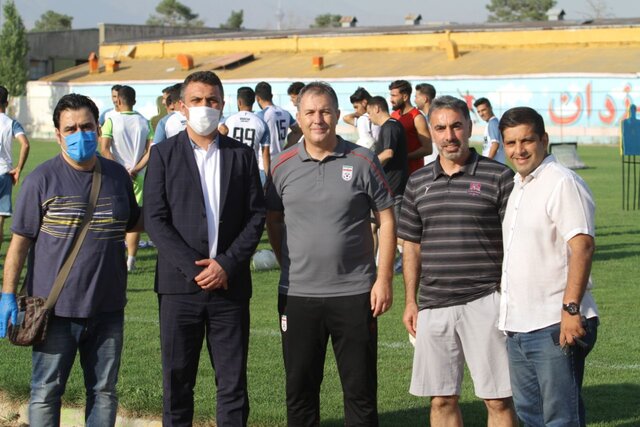 سرمربی تیم ملی در تمرین نساجی