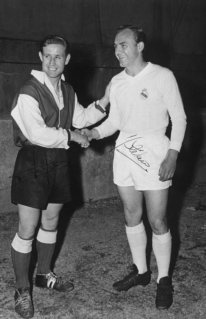 Raymond Kopa of Stade de Reims greets Alfredo Di Stéfano of Real Madrid