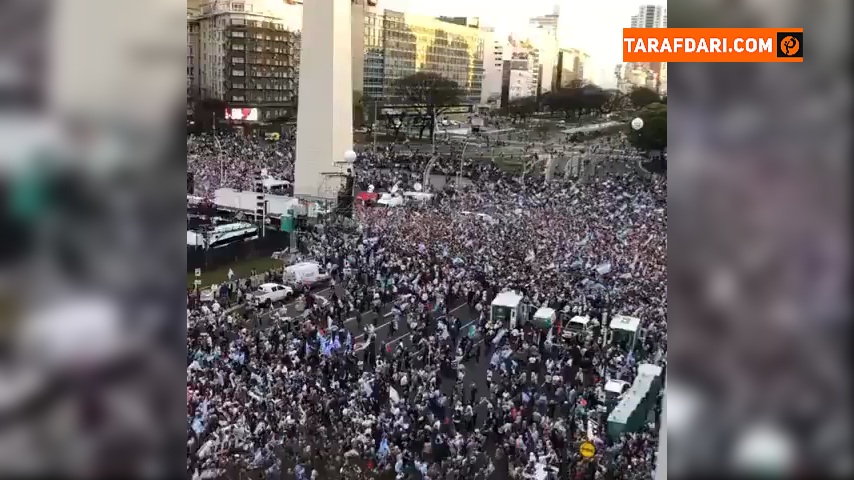 صحنه هایی از مراسم تشیع جنازه دیگو مارادونا در بوئنوس آیرس با حضور هزاران نفر از مردم کشور آرژانتین / ویدیو