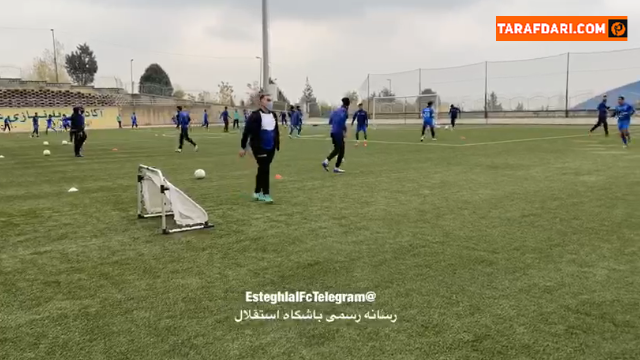 گفتگوی محمود فکری با علی دوستی مهر سرمربی اسبق تیم ملی نوجوانان در حاشیه تمرین استقلال / ویدیو