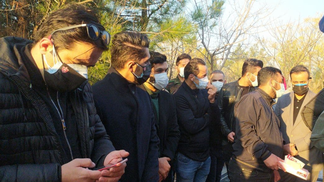 اشک های علی کریمی در مراسم خاکسپاری علی انصاریان