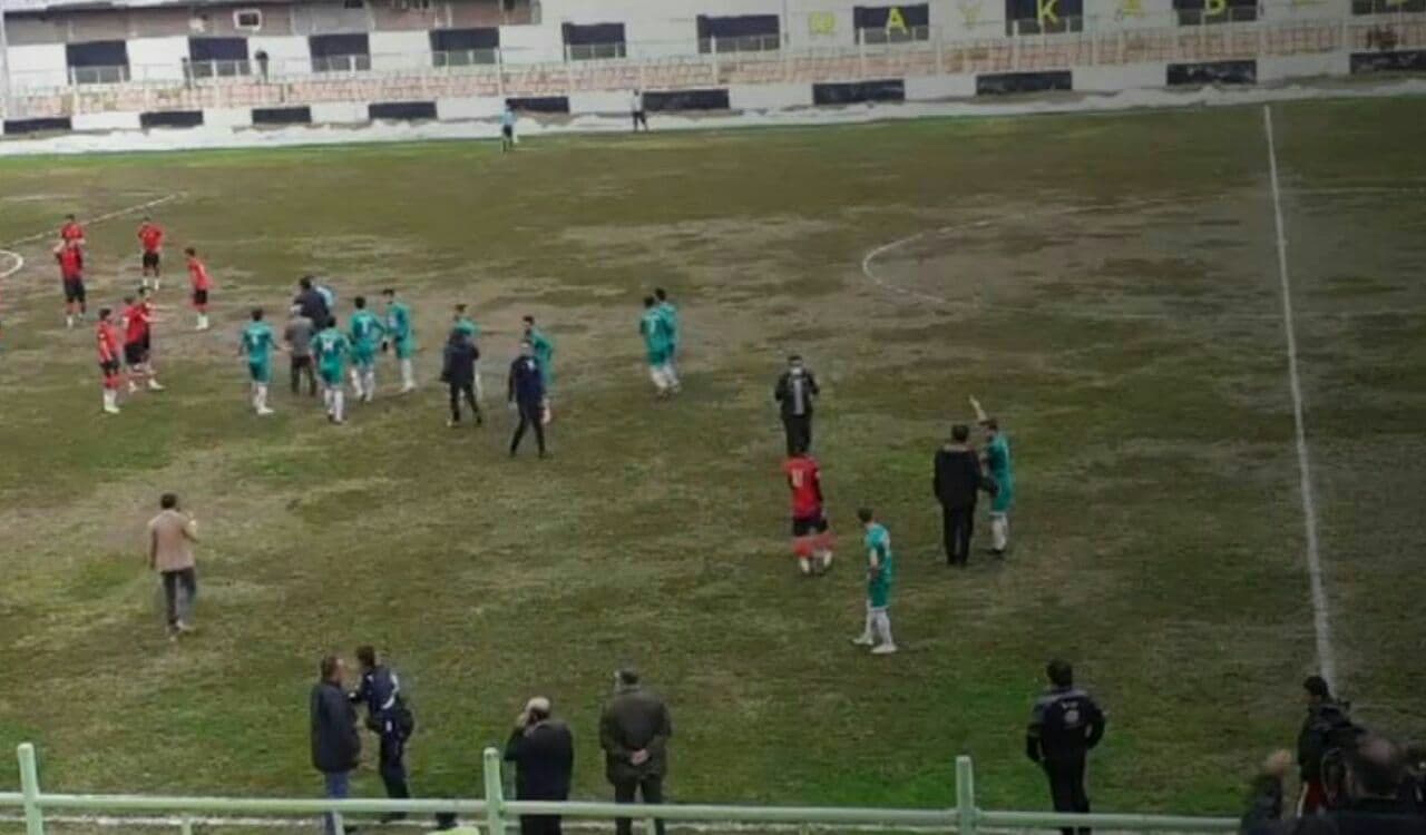 کارت قرمز رایکا پس گرفته شد چوکا تیم را بیرون کشید