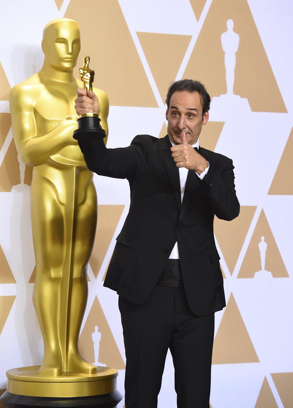آهنگ بی کلام the family desgoffe und taxis از alexandre desplat از موسیقی فیلم The Grand Budapest Hotel