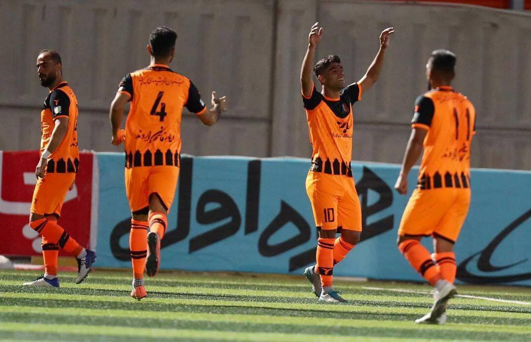بازیکنان مس رفسنجان باز هم رختکن خود را تمیز تحویل دادند / عکس