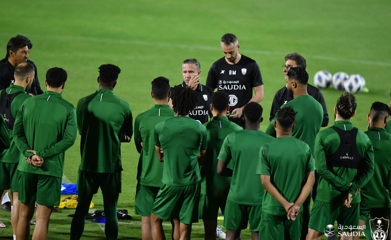 سرمربی الاهلی: داور در پیروزی استقلال نقش داشت