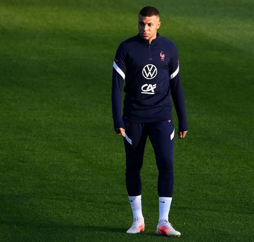???آ.اس : PSG نگران امباپه است ؛ او ۳ بار پیشنهاد تمدید قرارداد را رد کرده است و PSG آخرین پیشنهاد را آماده می‌کند!