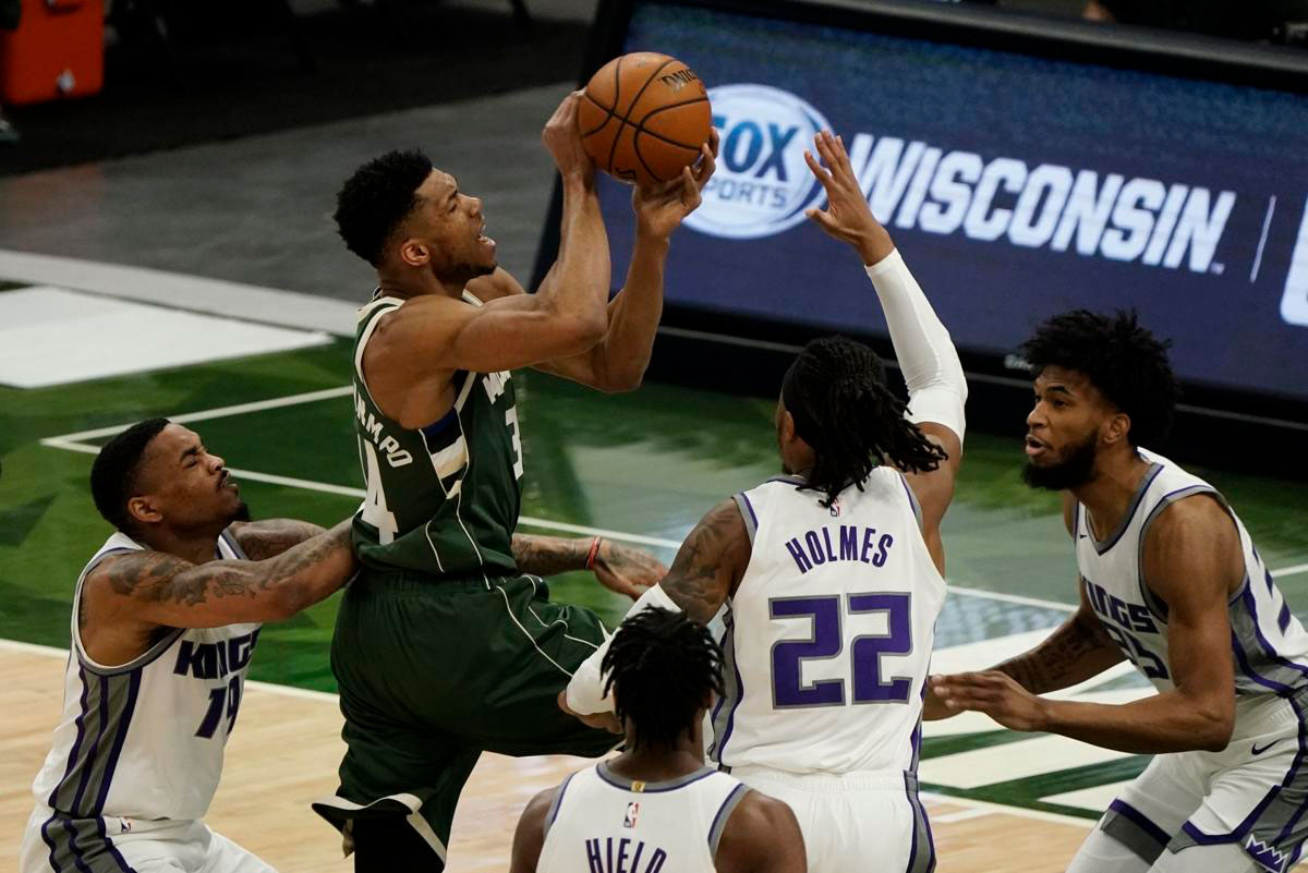 Giannis Antetokounmpo - Miwuakee Bucks - NBA - Sacramento Kings