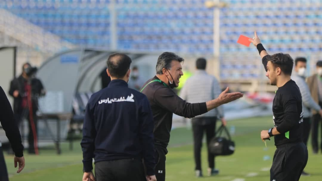 جر و بحث داور و مربی شهر خودرو از اعتراض تا اخراج به روایت تصویر