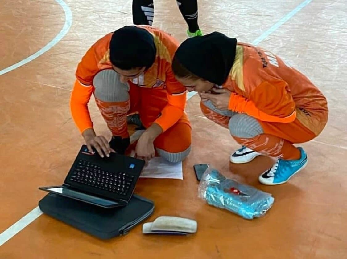 باز هم امتحان آنلاین وسط رقابت های فوتبال ! / عکس