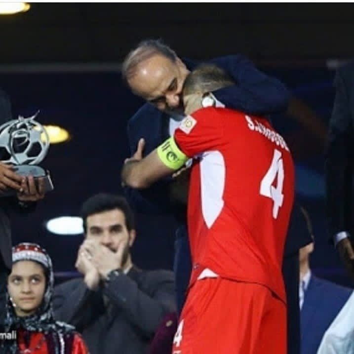 لنگیازمان کرونا چقدر دلار خارج کردن؛ ۲میلیون برانکو+۱۲۵هزارزلاتکو+۹۵هزارپانادیچ+۳۱هزارمارکو+۵۰هزار مهدیخانی+۶۰۰هزارترابی+۲۵۰هزارمغانلو+۶۰۵هزاربودیمیر+۳۴هزارچوک=۳.۷۹میلیون دلار بدون احتساب دستیارکالدرون و۵%دیرکرد متولی یکیست جدا از سطح امکانات پنجره تاج..