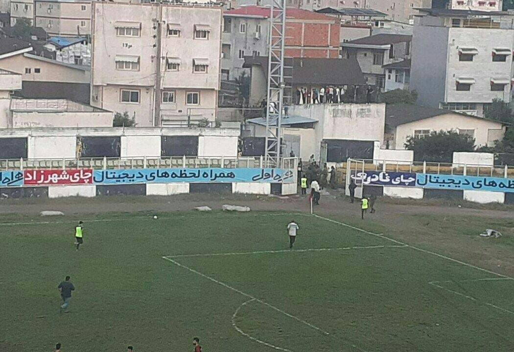 اتفاق تلخ در لیگ دسته اول؛ سقوط یک تماشاگر از ساختمان