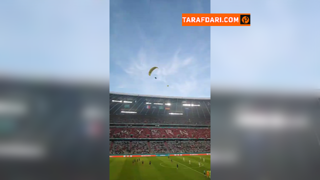 فرود خطرناک یک چترباز روی چمن ورزشگاه دیدار آلمان و فرانسه / فیلم