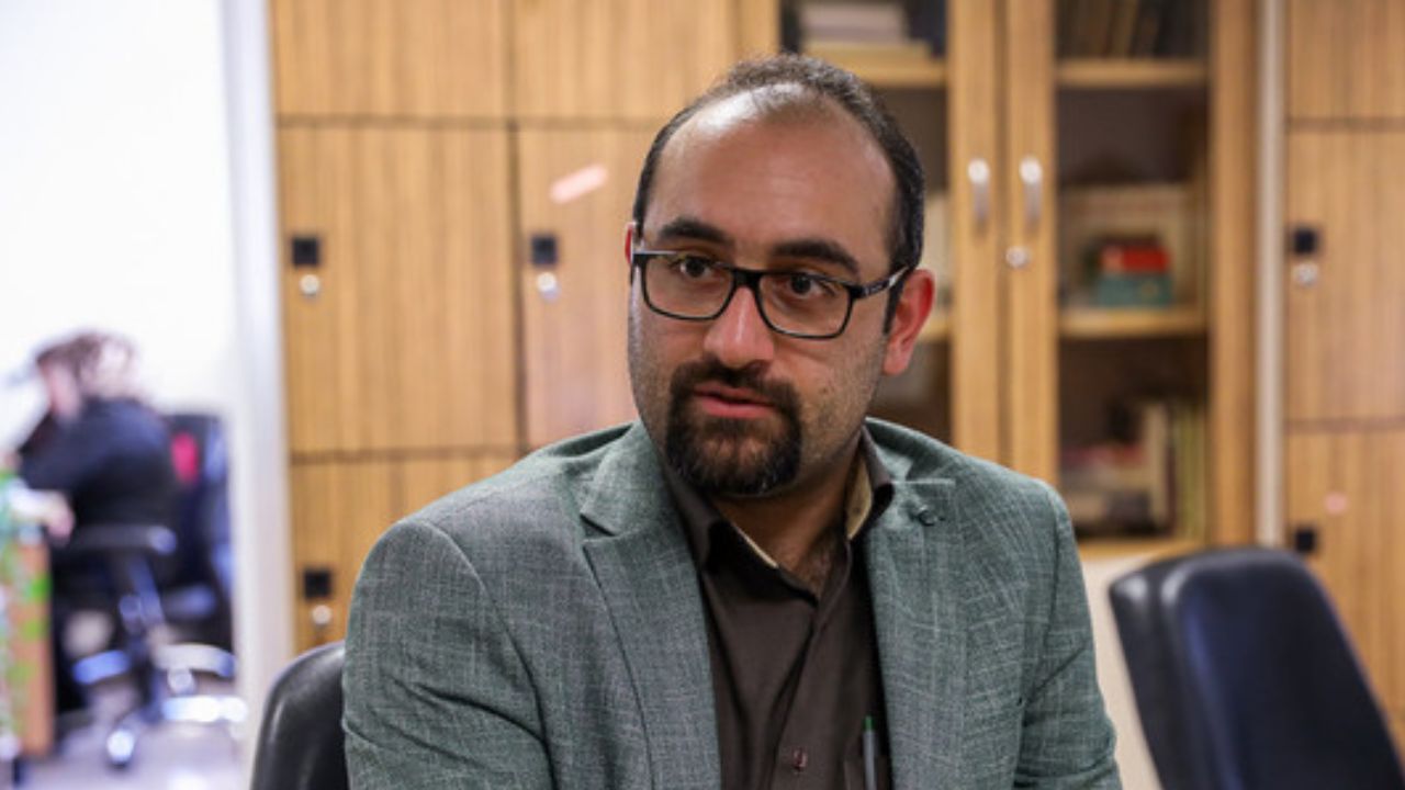 حجت نظری: آذری جهرمی در الفاظی که به کار می برد دقت کند / در کابینه روحانی کسی حامی استقلال نیست
