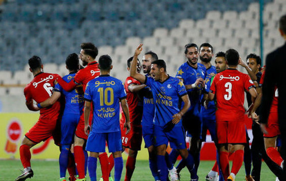 فیلمی که هواداران پرسپولیس رو کردند؛ چرا شجاعیان محروم نشد؟