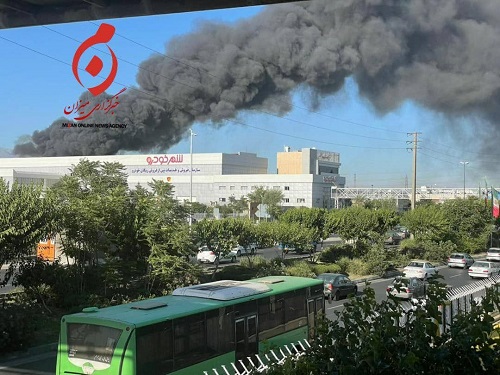 آتشسوزی گسترده در غرب تهران؛ انبار پالت شرکت بهنوش واقع در بزرگراه شیخ فضلالله نوری طعمه حریق شد